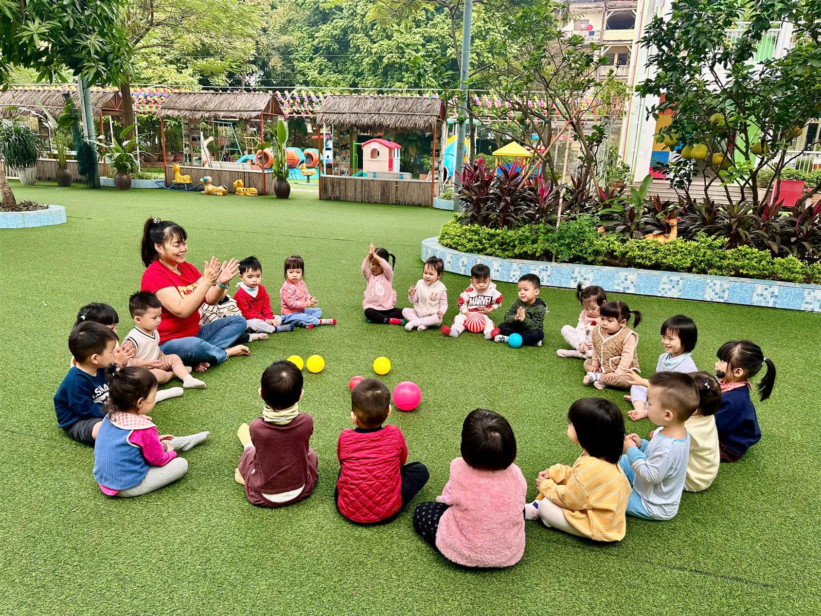 Hoạt động bé chơi với qủa bóng