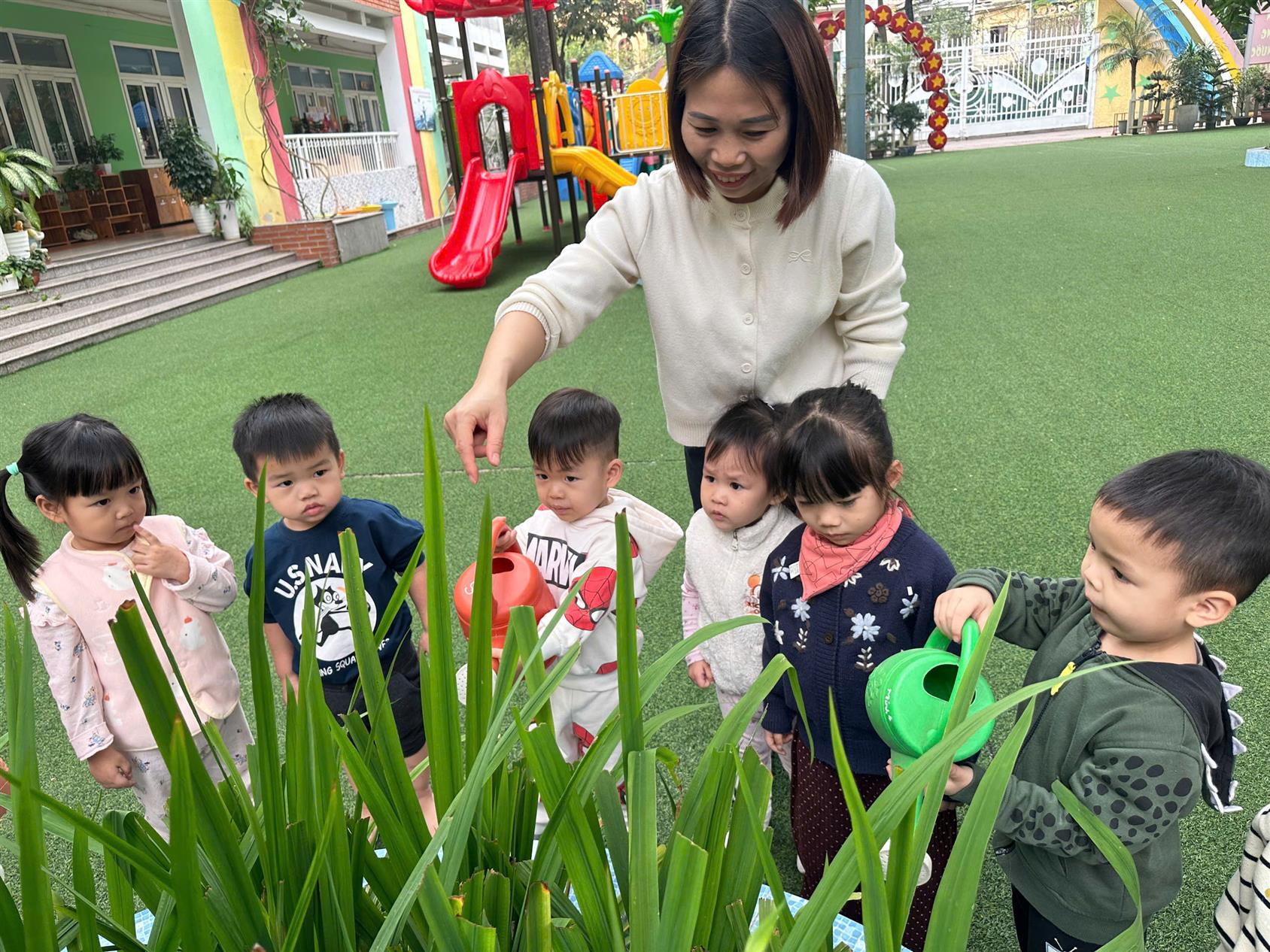 Hoạt động chăm sóc cây xanh cảu các bé nhà trẻ D2