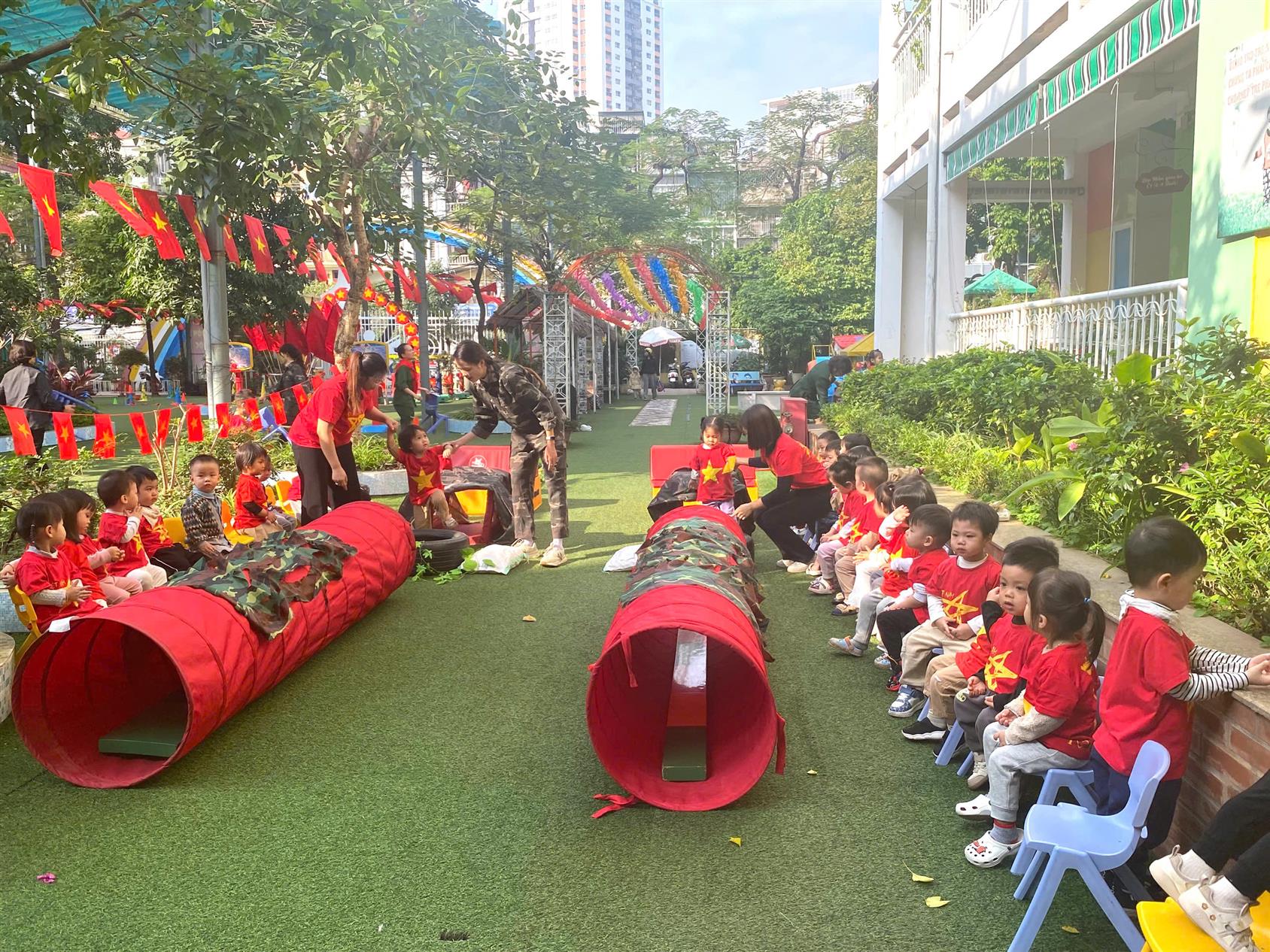 Hoạt động trải nghiệm của các bé nhà trẻ Lớp D2