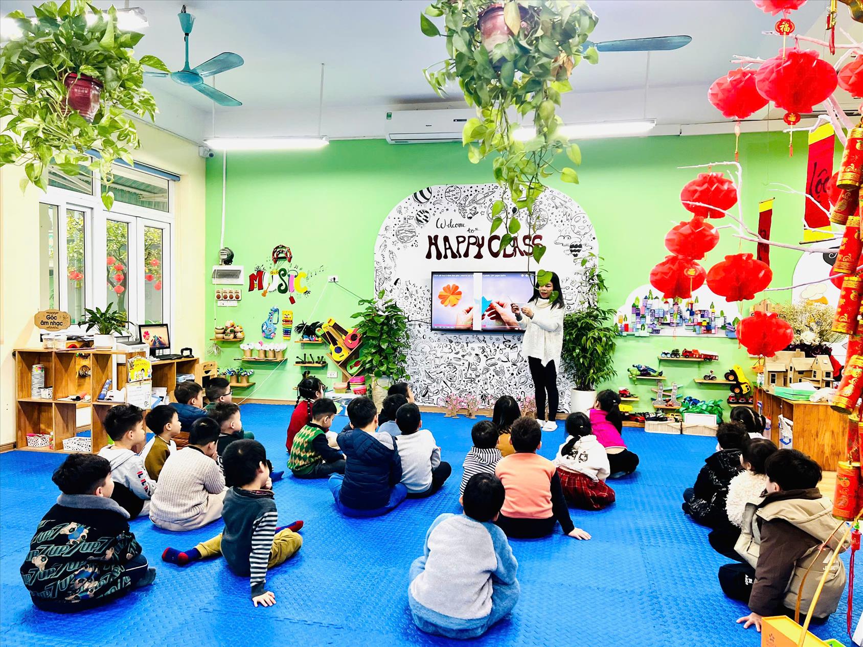 Cùng lớp A2 cắt, dán những bông hoa xinh xắn