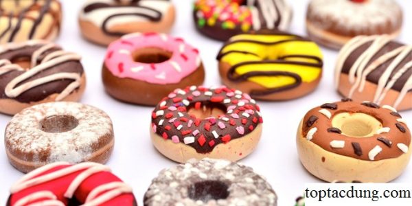 Cùng các bé lớp C1 trang trí bánh Donut thơm ngon