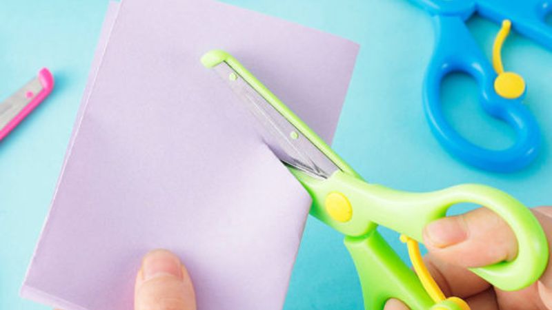 Hướng dẫn trẻ kỹ năng sử dụng kéo