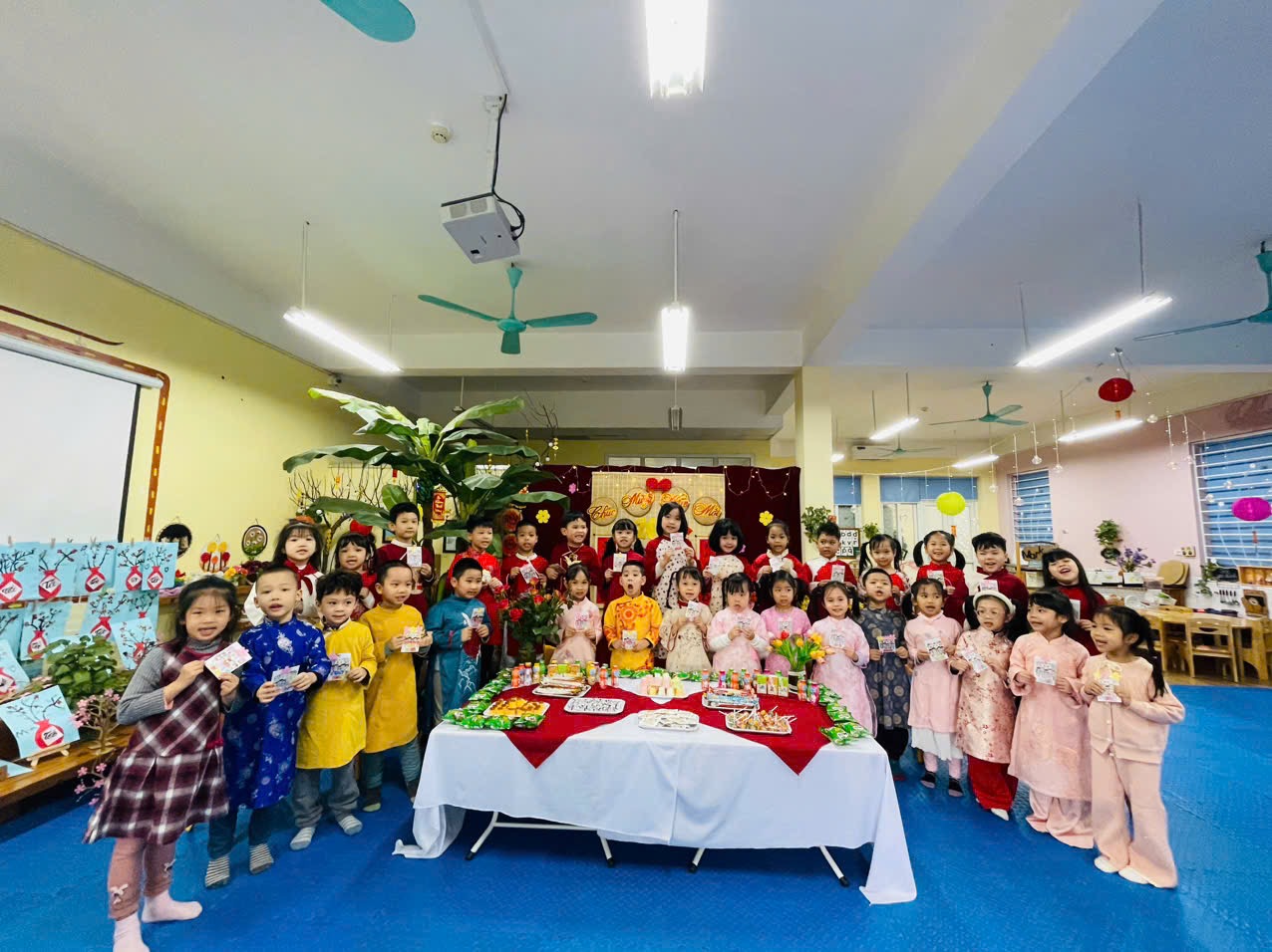 Cô trò lớp Mẫu giáo Lớn A1 vui vẻ, hứng khởi trong ngày học đầu xuân mới