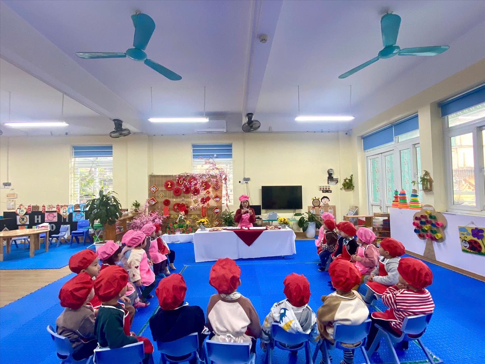 Hoạt động bé tập làm nội trợ '' Bánh quy phết sô cô la '' của các bé nhà trẻ D2