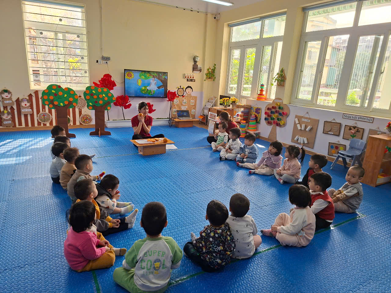 Hoạt động nhận biết tập nói '' Quả cam'' của lớp nhà trẻ D2 Trường mầm non Thành Công