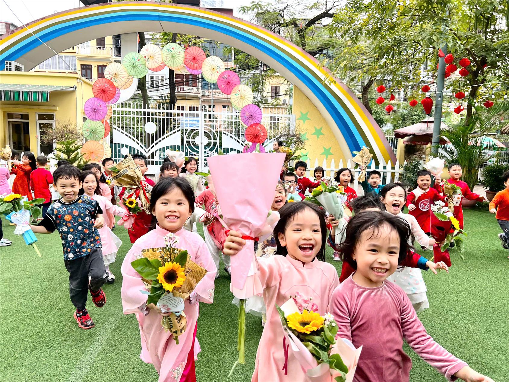Hoạt động trải nghiệm “Bó hoa tặng mẹ nhân ngày 8/3” của các bé lớp A4