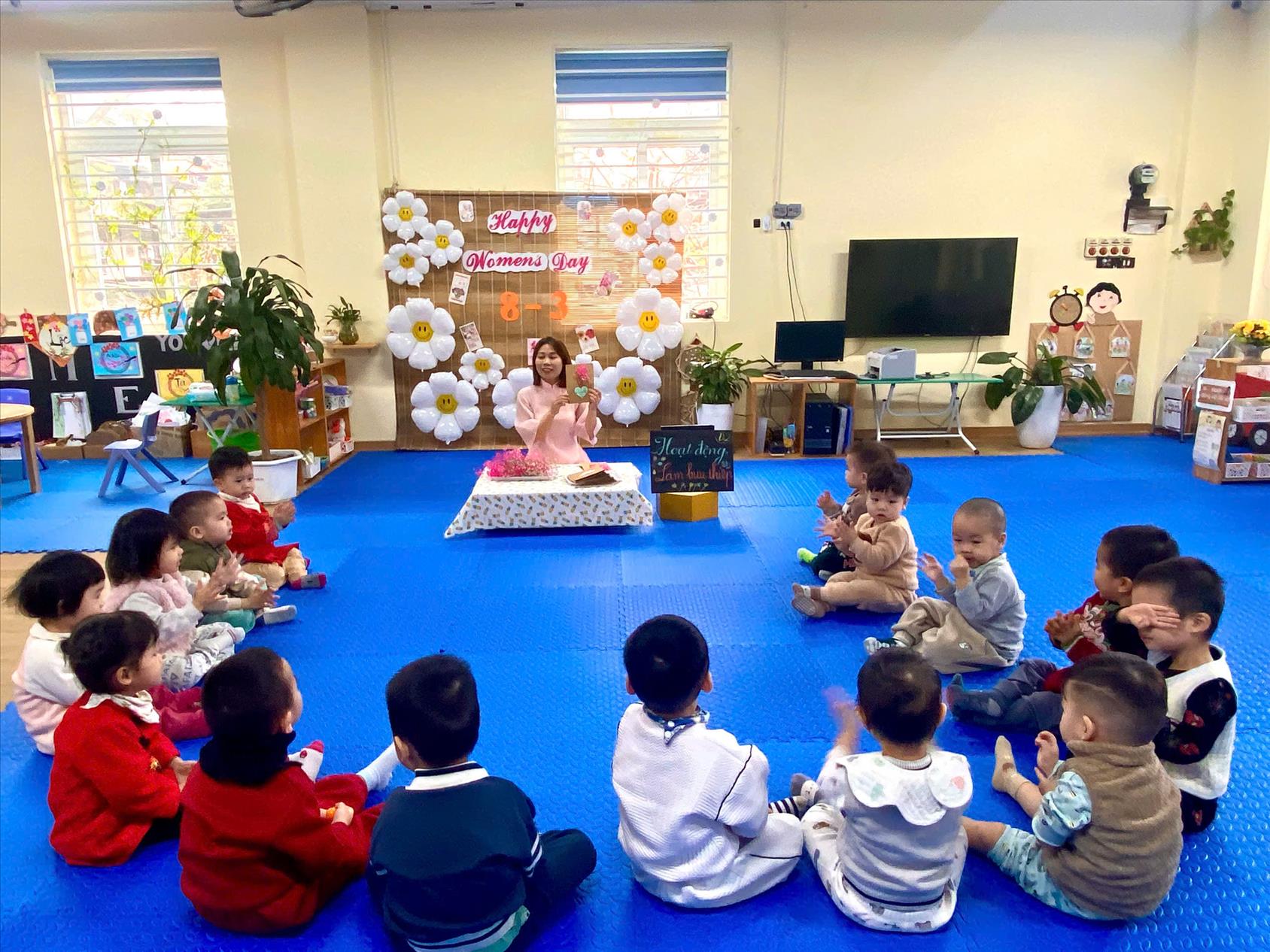Hoạt động làm bưu thiếp chào mừng ngày 8-3 của các bé nhà trẻ D2 Trường Mầm non Thành Công