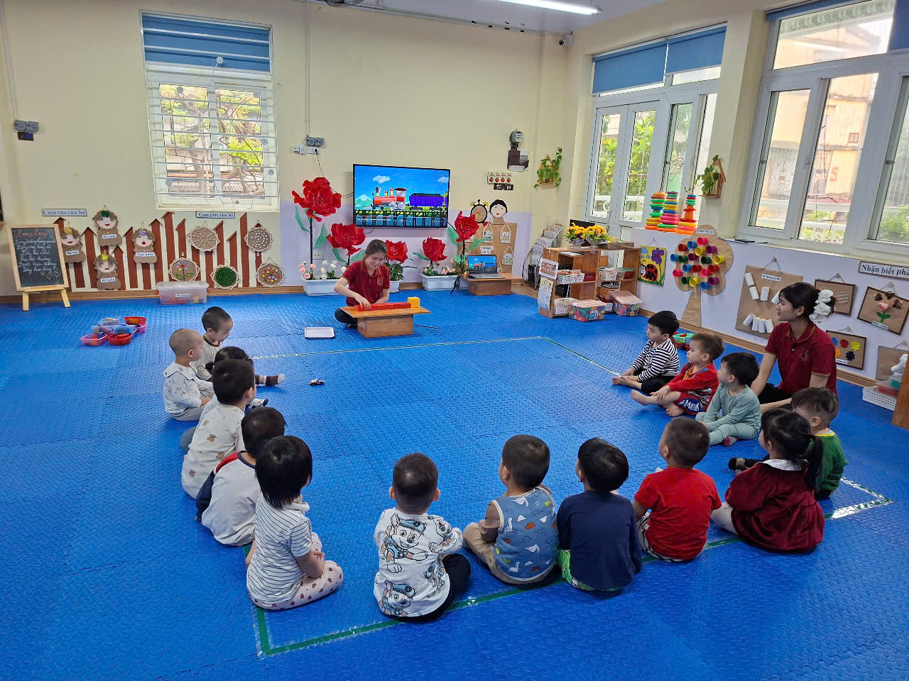 Hoạt động với đồ vật Xếp đoàn tàu của các bé nhà trẻ lớp D2