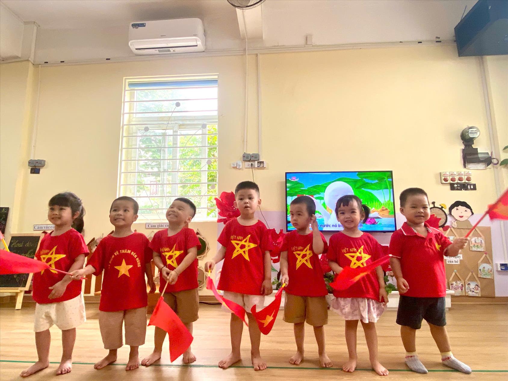 Các bé nhà trẻ D2 hân hoan trong buổi lễ kỷ niệm 50 năm thống nhất đất nước