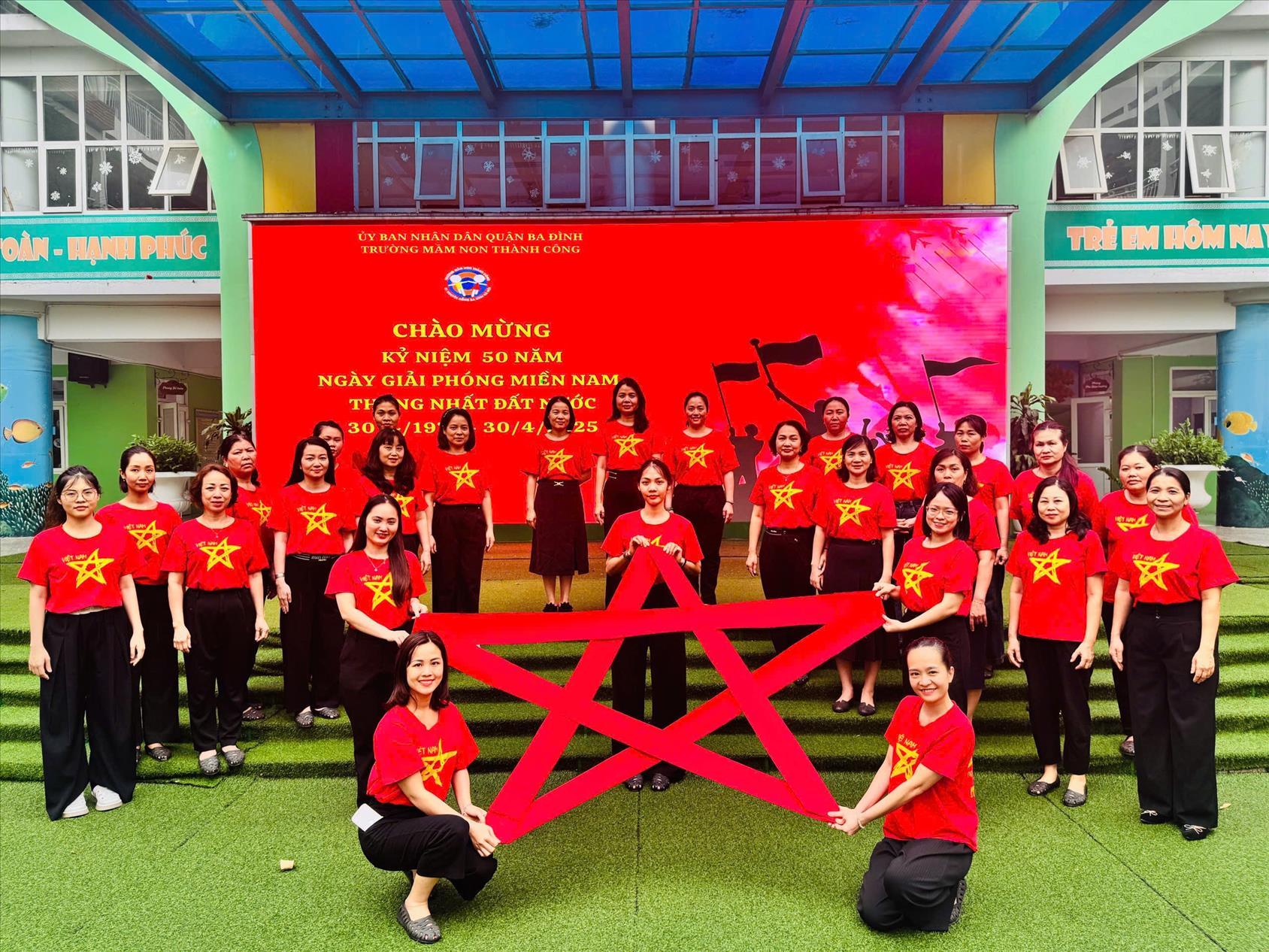 Sắc cờ đỏ thắm trong lễ chào cờ đặc biệt tại trường Mầm non Thành Công
