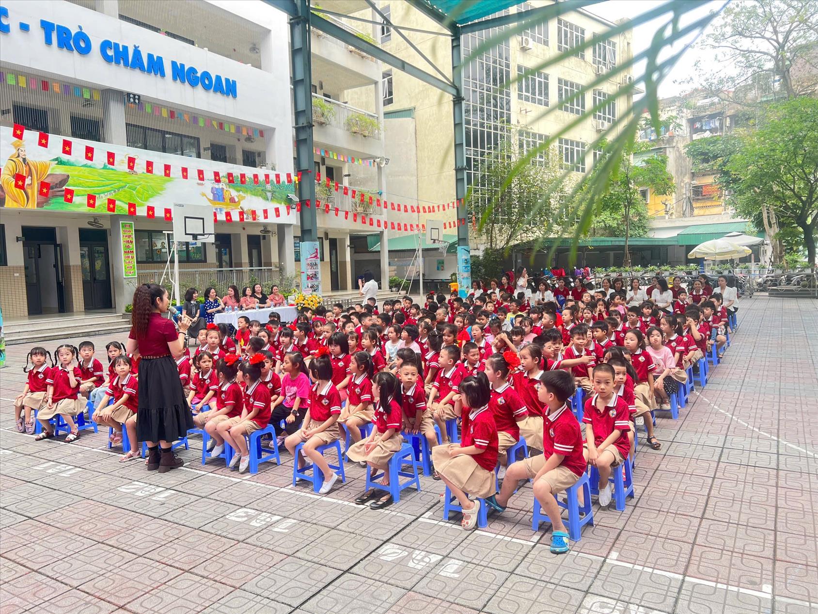Lớp A3 Thăm quan trường tiểu học Thành Công B