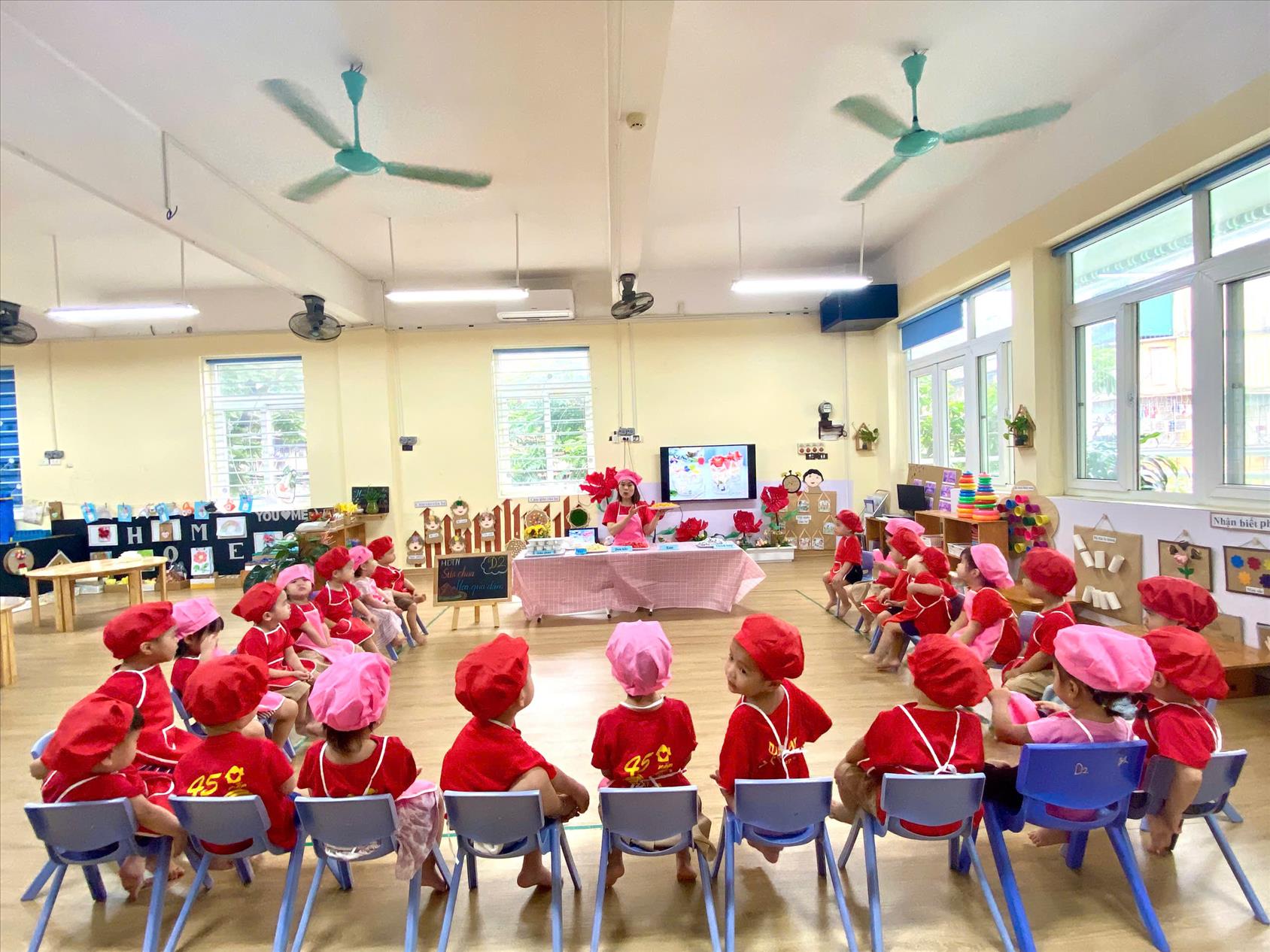 Hoạt động trải nghiệm: Sữa chua hoa quả dầm của các bé nhà trẻ D2