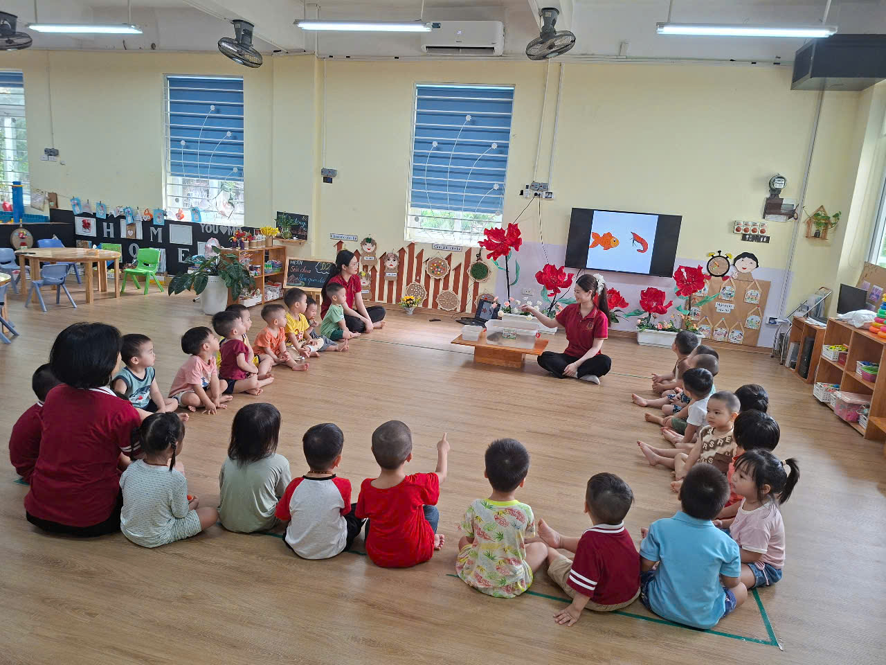 Hoạt động nhận biết tập nói '' Con cá " của các bé nhà trẻ D2