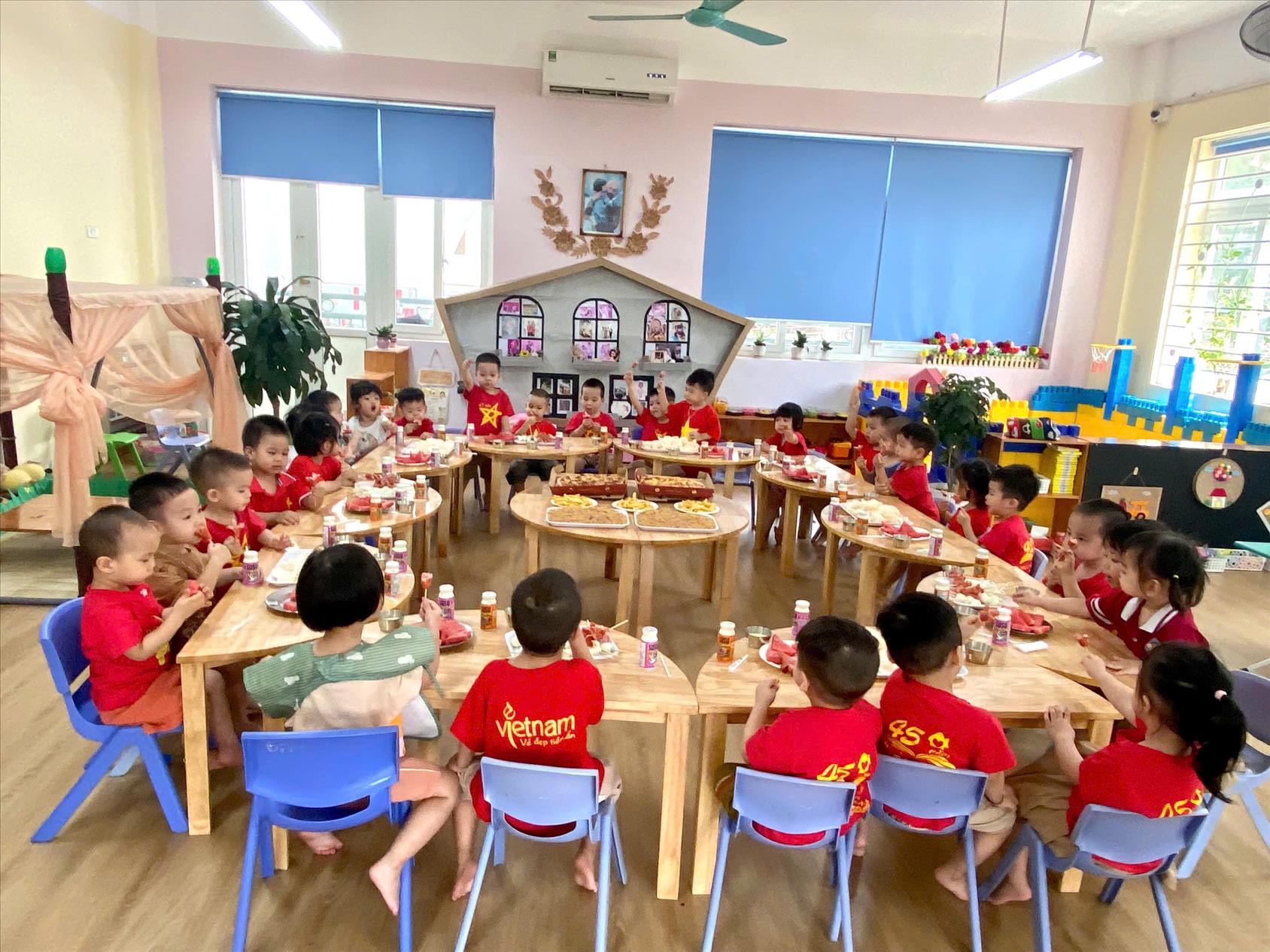 Tiệc buffet tổng kết năm học của các bé nhà trẻ D2