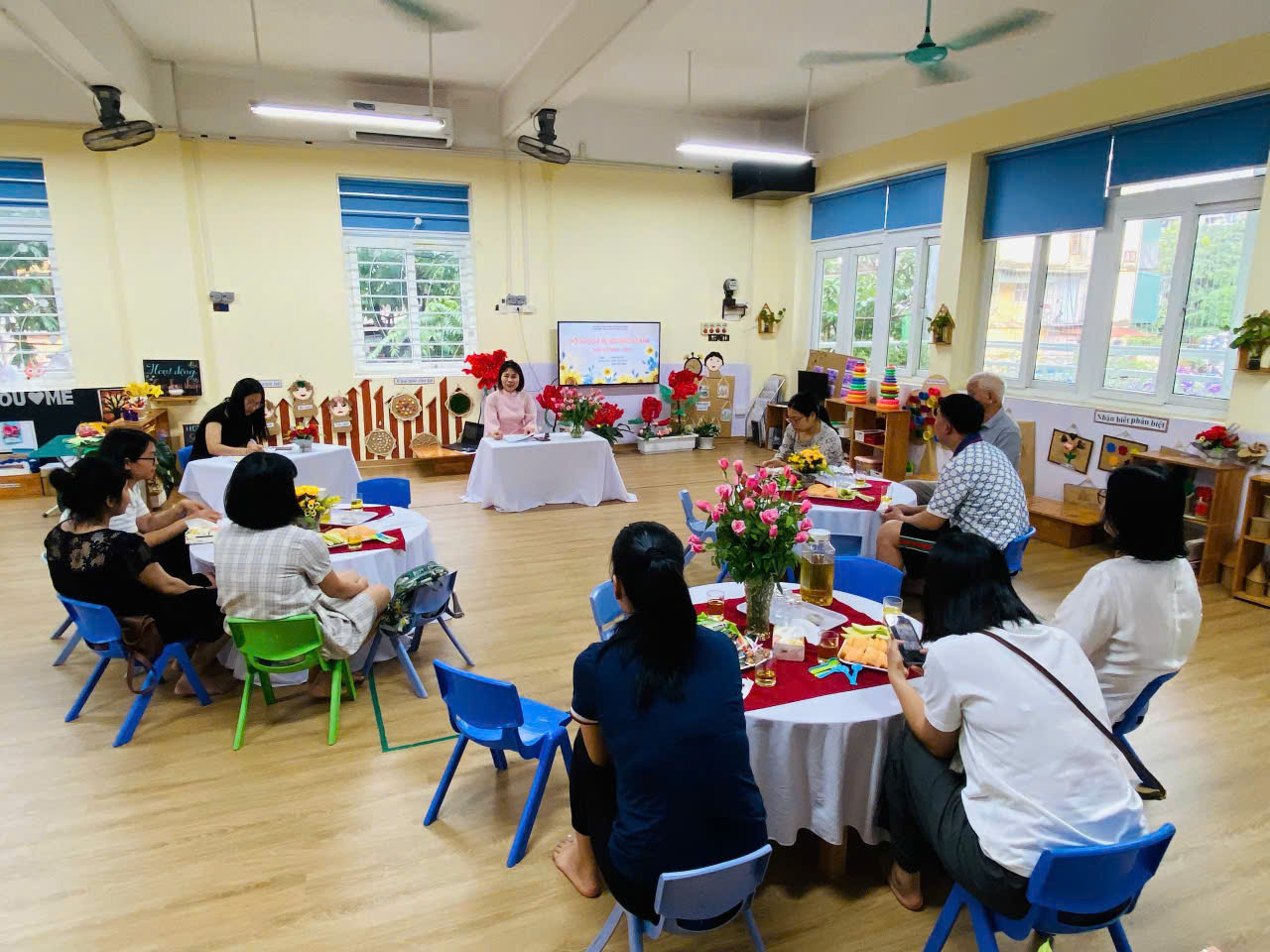 Hội nghị họp phụ huynh tổng kết  năm của lớp nhà trẻ D2