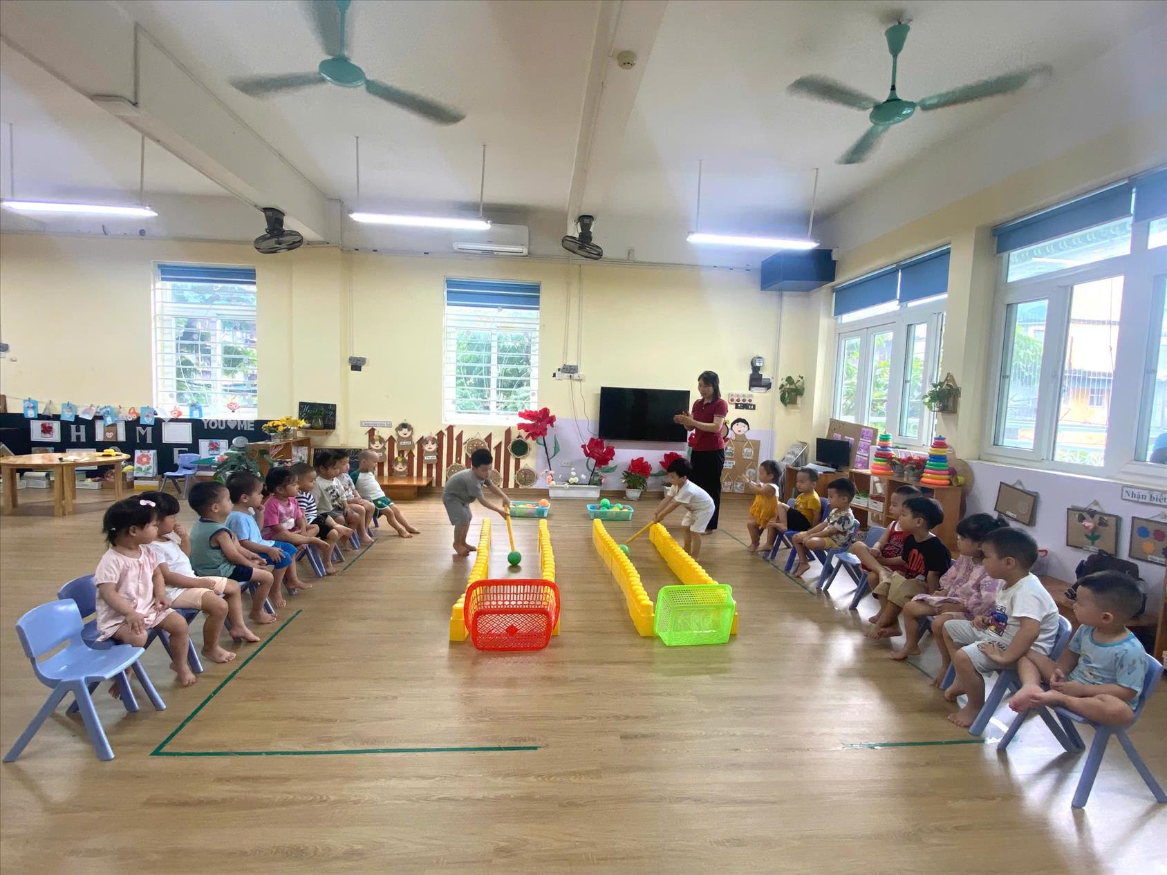 Hoạt động '' Chuyền bóng vào gôn'' của lớp nhà trẻ D2