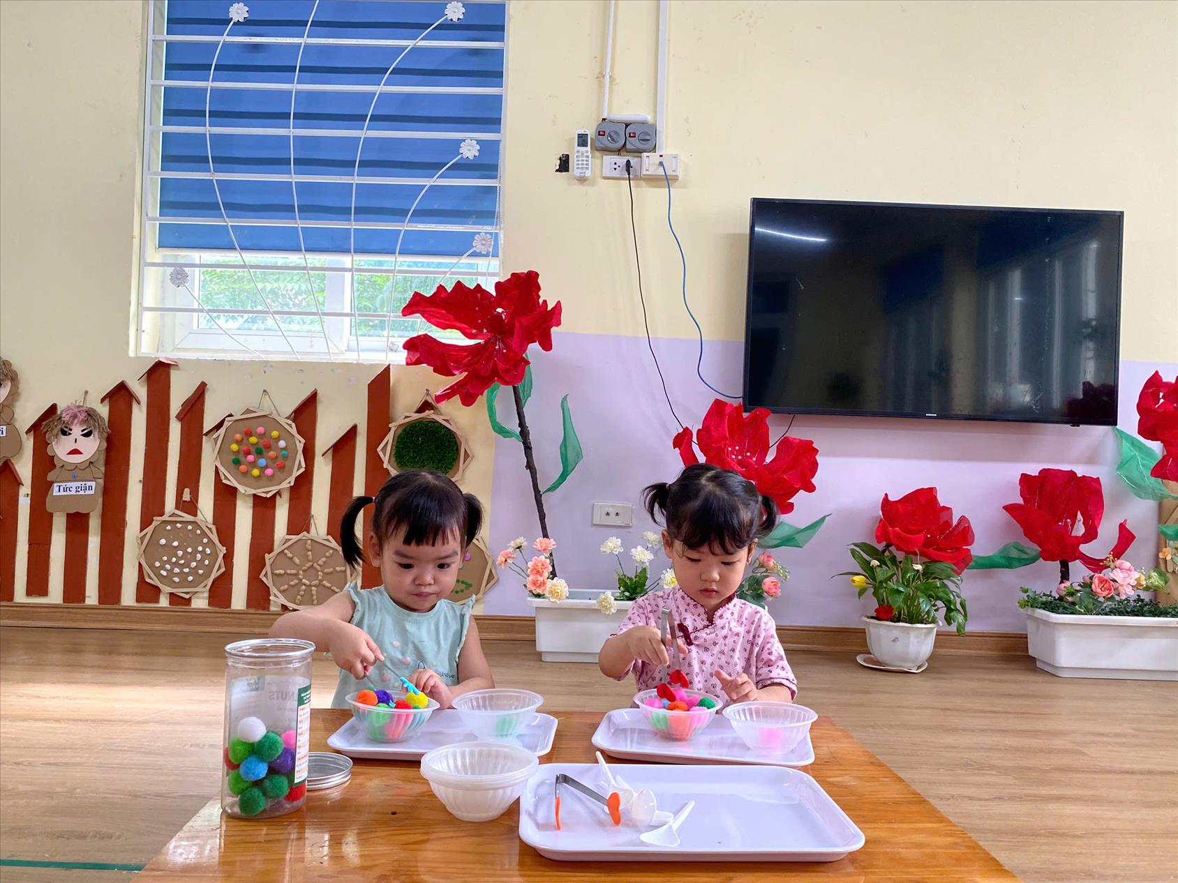 Hoạt động thực hành kỹ năng gắp quả bông của lớp nhà trẻ D2