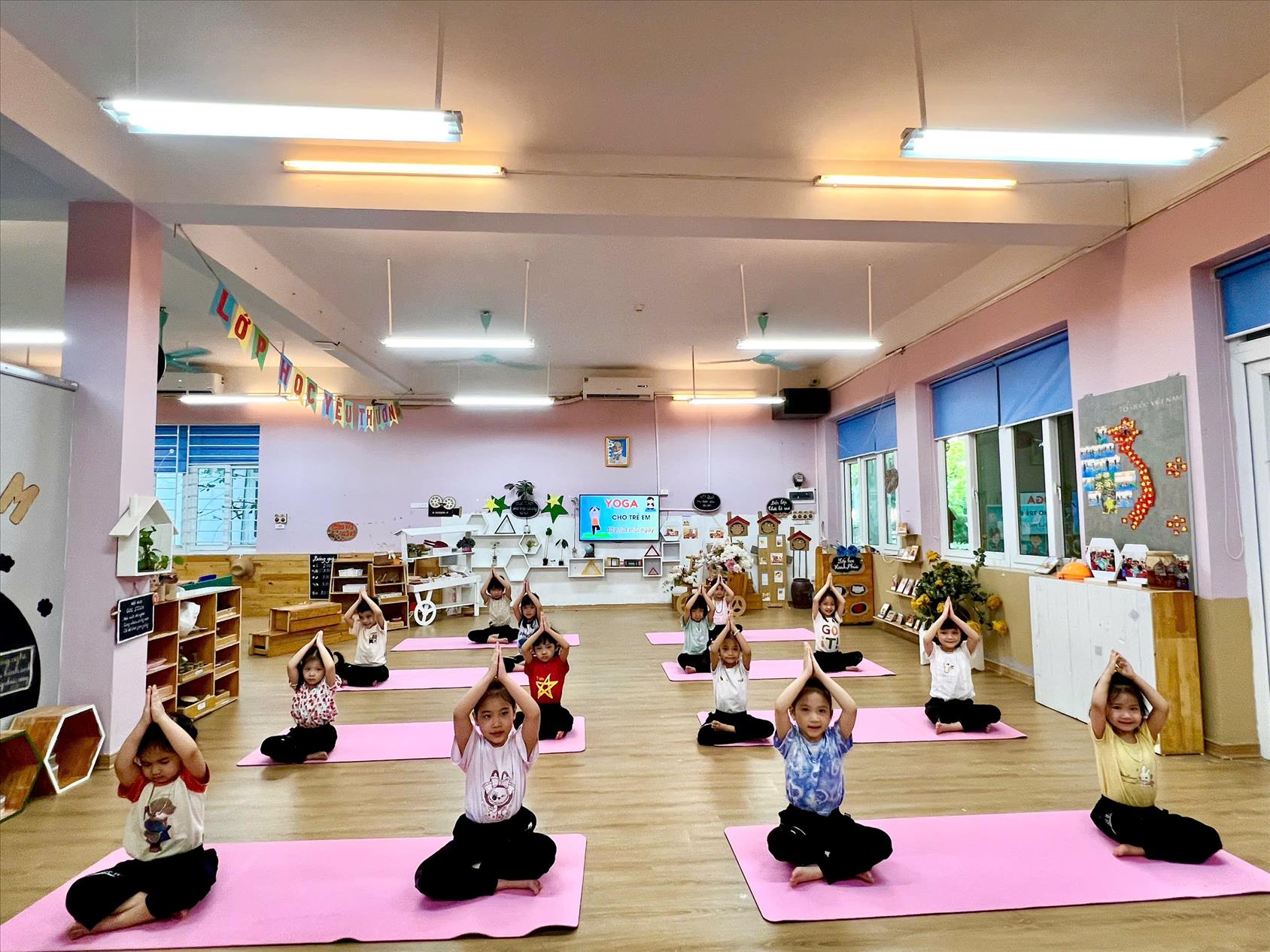 🌿 “Thở Nhẹ – Cười Xinh, Bé B3 Tập Yoga Mỗi Sáng”