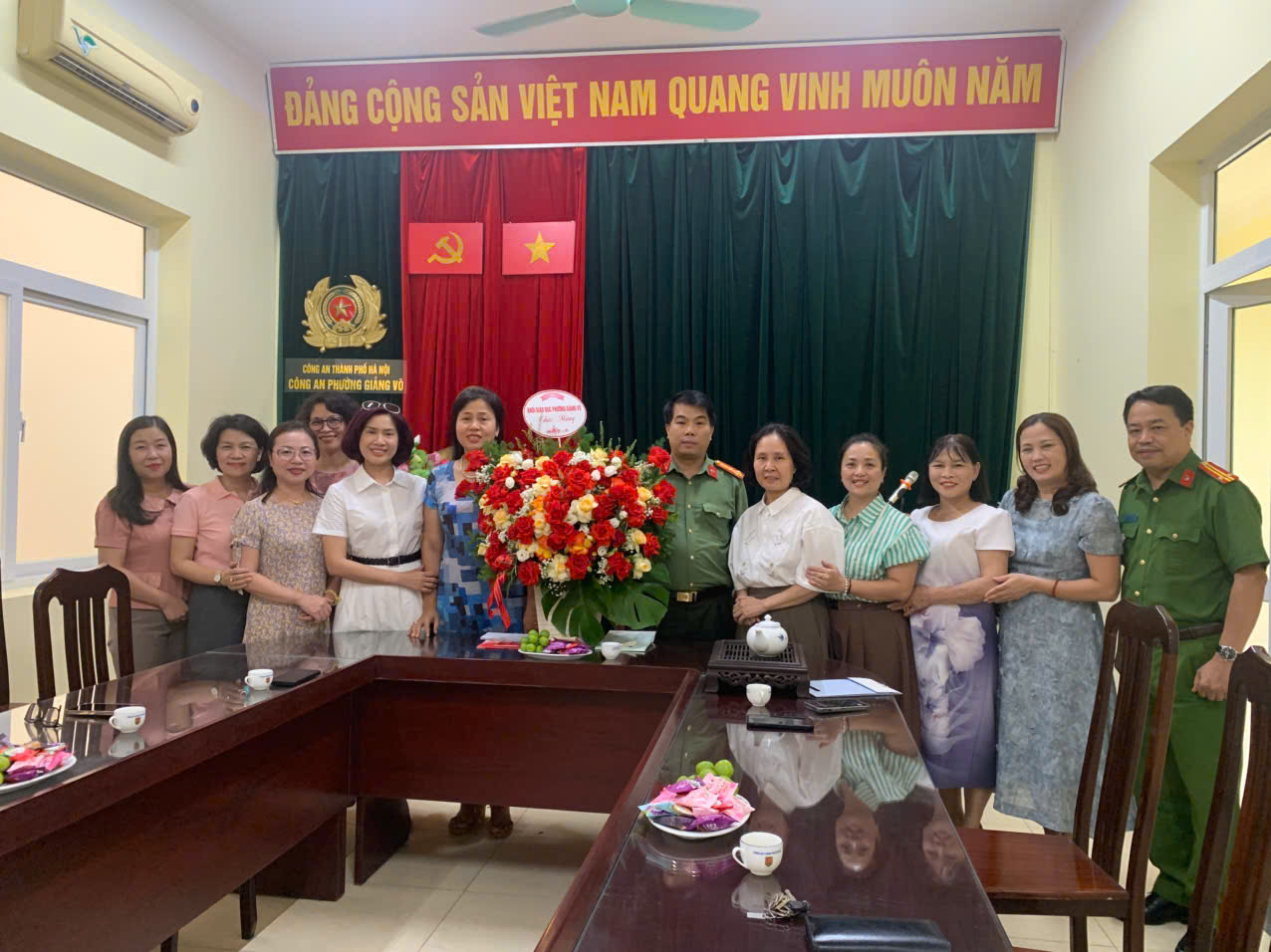 Trường Mầm non Thành Công tri ân và gửi lời chúc mừng tới Công an Phường Giảng Võ Nhân dịp kỷ niệm 80 năm Ngày truyền thống của lực lượng Công an nhân dân Việt Nam (19/8/1945 - 19/8/2025), 20 năm Ngày hội toàn dân bảo vệ an ninh Tổ quốc (19/8/2005 - 19/8/2025)