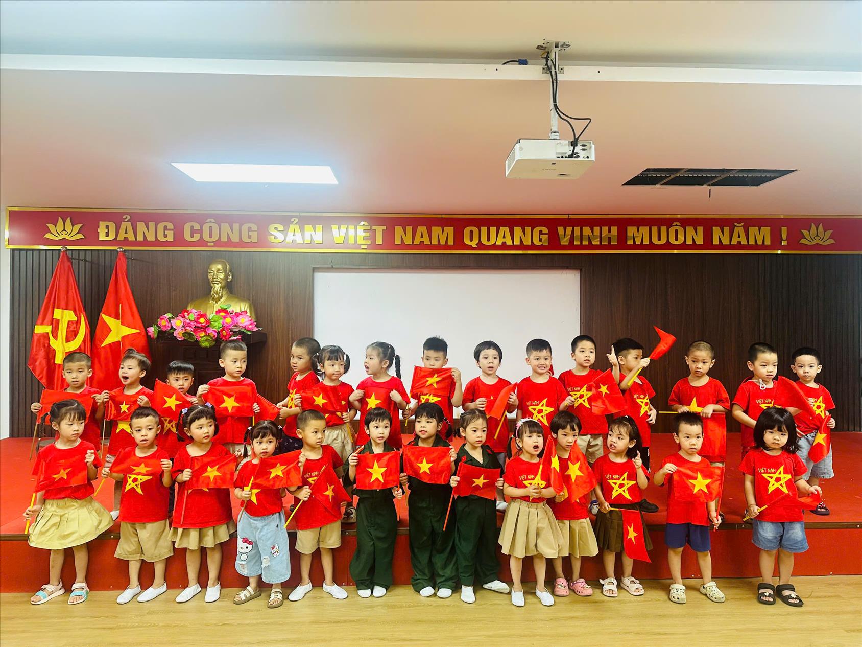 Lớp Mẫu giáo Nhỡ B3 – Những Búp Non Rộn Ràng Trong Mùa Thu Cách Mạng