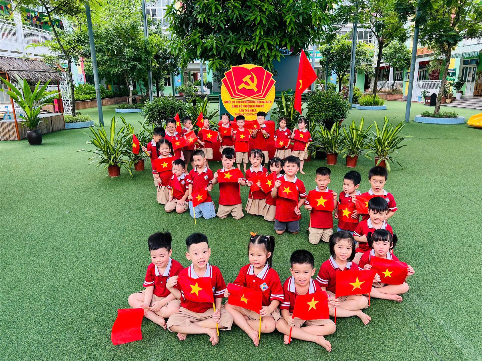 Các bé trường Mầm non Thành Công chào mừng Đại hội đại biểu phường Giảng Võ lần thứ nhất - Nhiệm kỳ 2025 - 2030