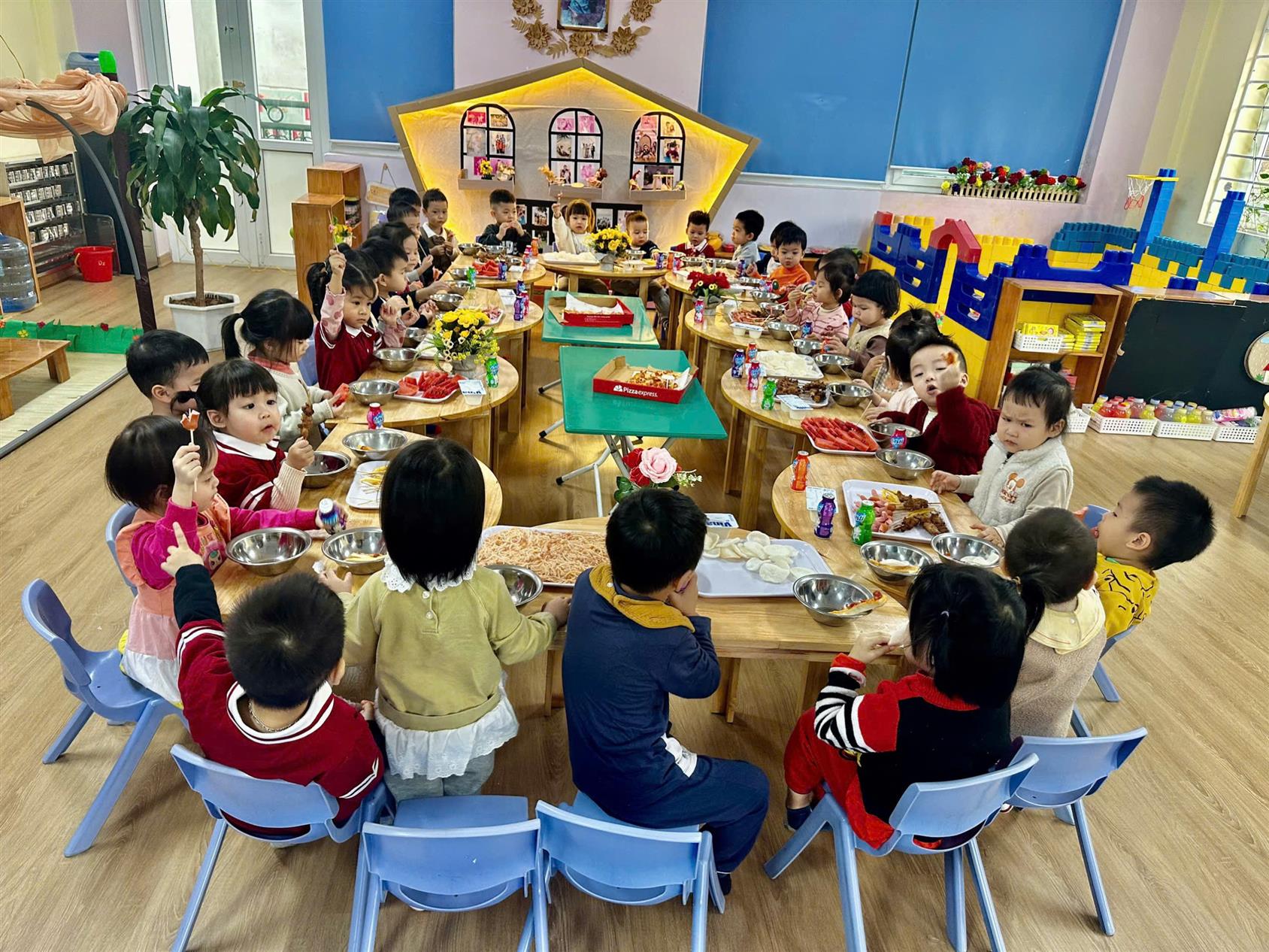 Hoạt động trải nghiệm ăn Buffet của các bé lớp D2