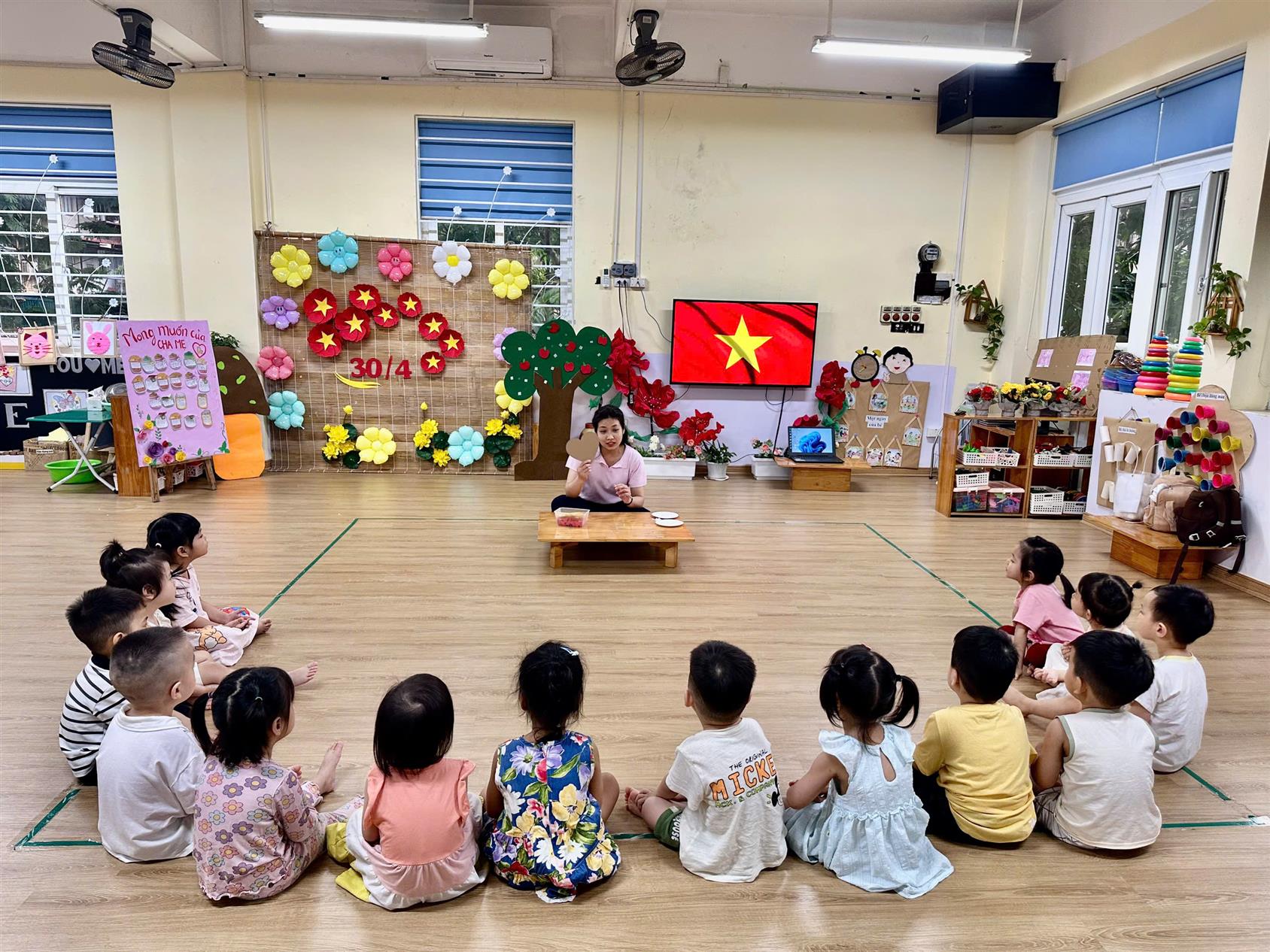 Hoạt động trang trí cờ chào mừng ngày 30/4