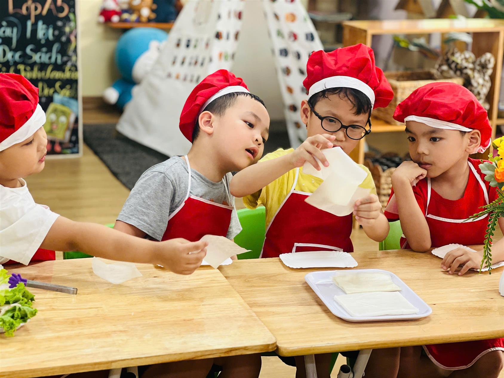 Tự tay làm Gỏi cuốn ngon tuyệt cùng các bạn nhỏ lớp A5