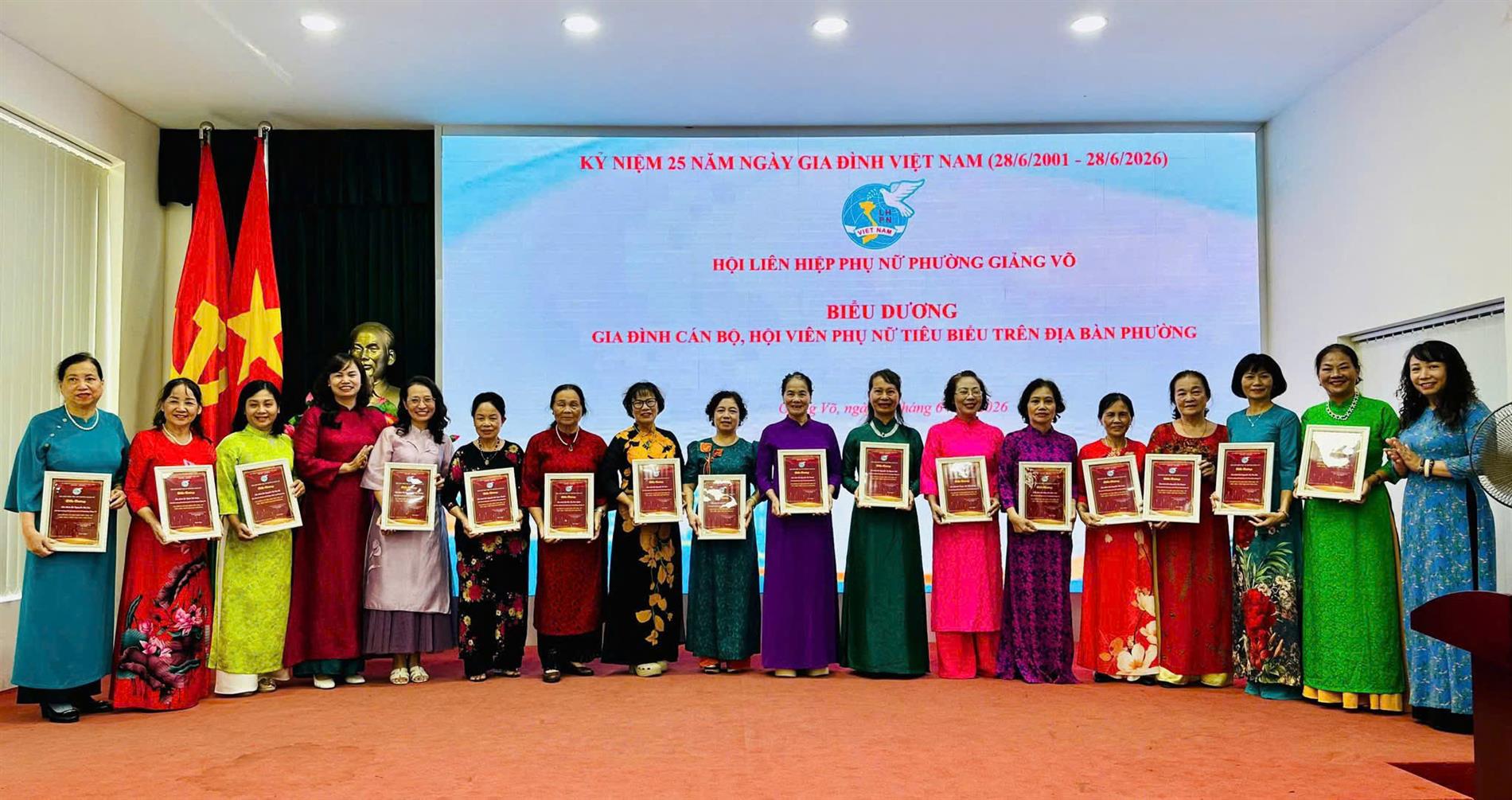 Giáo viên Trường Mầm non Thành Công vinh dự được Hội Liên hiệp Phụ nữ phường Giảng Võ biểu dương, khen thưởng nhân kỷ niệm 25 năm Ngày Gia đình Việt Nam