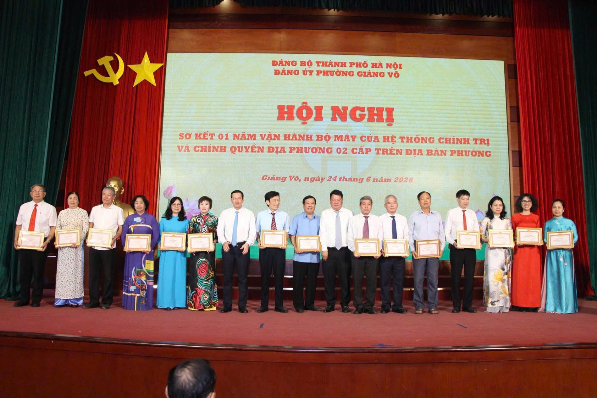 Niềm tự hào nhân đôi của Trường Mầm non Thành Công: Đồng chí Bí thư Chi bộ Phùng Thị Bích Hiền và Chi bộ nhà trường được Ban Thường vụ Đảng ủy phường Giảng Võ khen thưởng vì thành tích xuất sắc