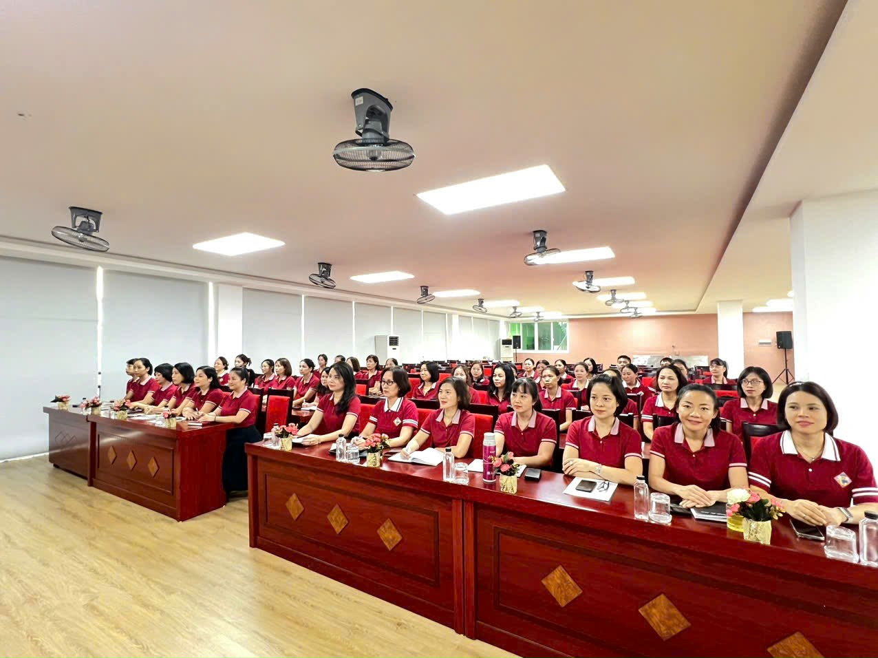 A group of people in a roomDescription automatically generated