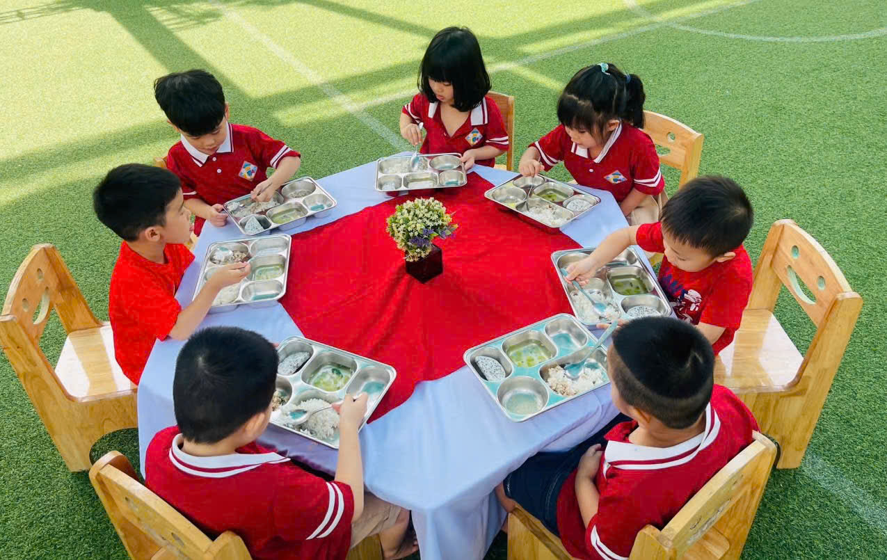 A group of children eating lunch

Description automatically generated