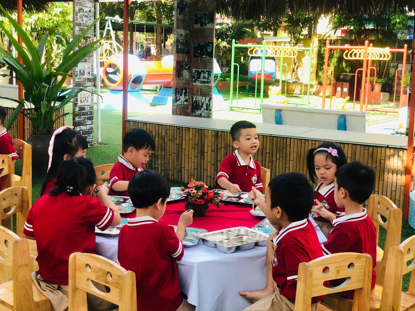 A group of children sitting at a table

Description automatically generated