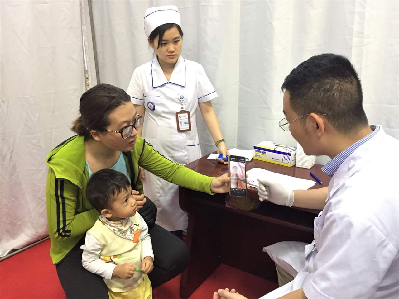 https://suckhoedoisong.qltns.mediacdn.vn/Images/phamhiep/2019/05/11/tre-2-tuoi-da-mac-benh-tri-vi-luoi-an-rau-xanh1557540862.jpg