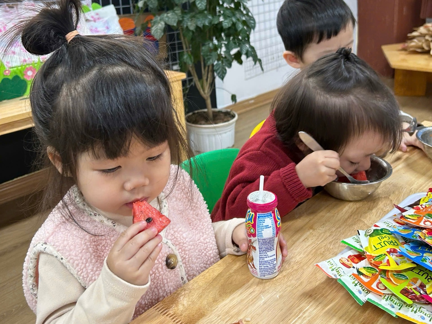 A group of children eating at a table

AI-generated content may be incorrect.