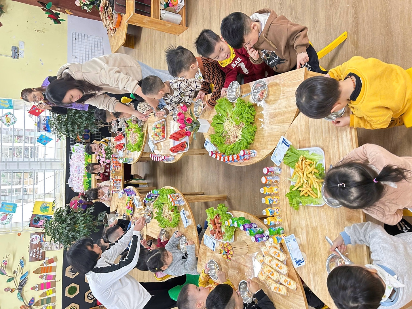 A group of people eating at a table

AI-generated content may be incorrect.