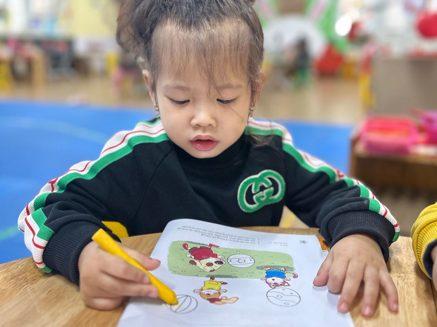 A child coloring on a piece of paper

AI-generated content may be incorrect.