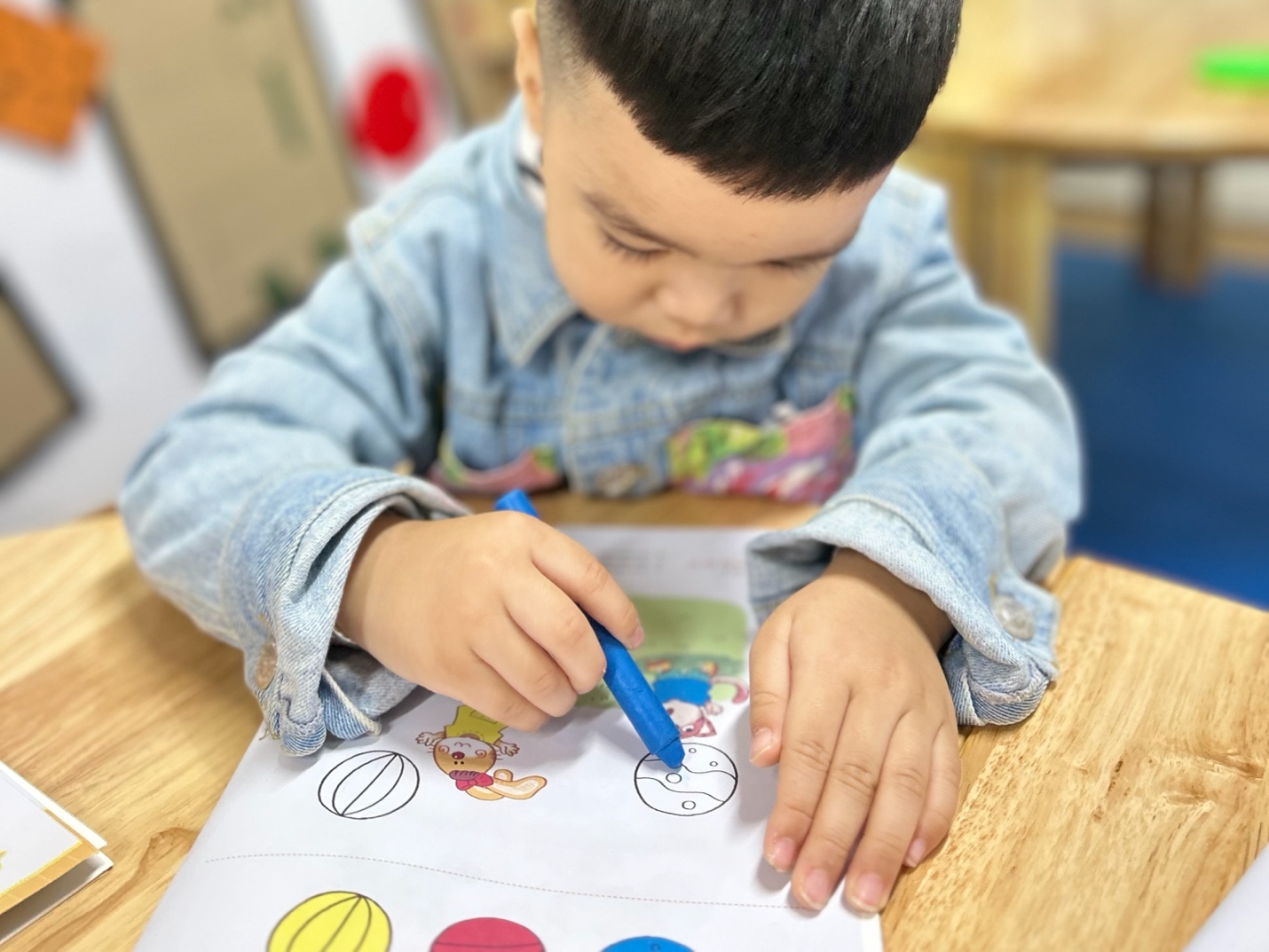 A child coloring on a piece of paper

AI-generated content may be incorrect.
