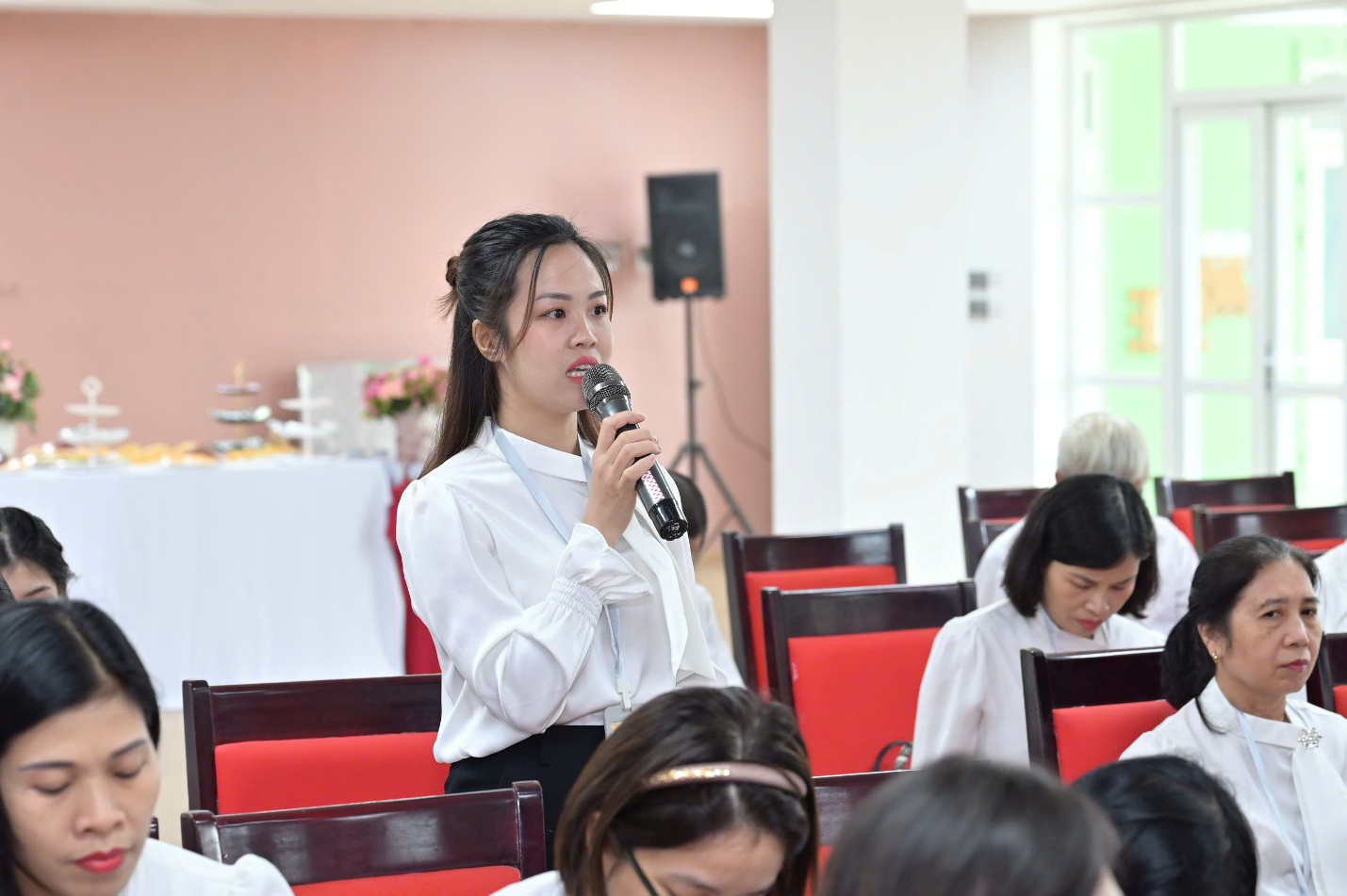 A person holding a microphone

AI-generated content may be incorrect.