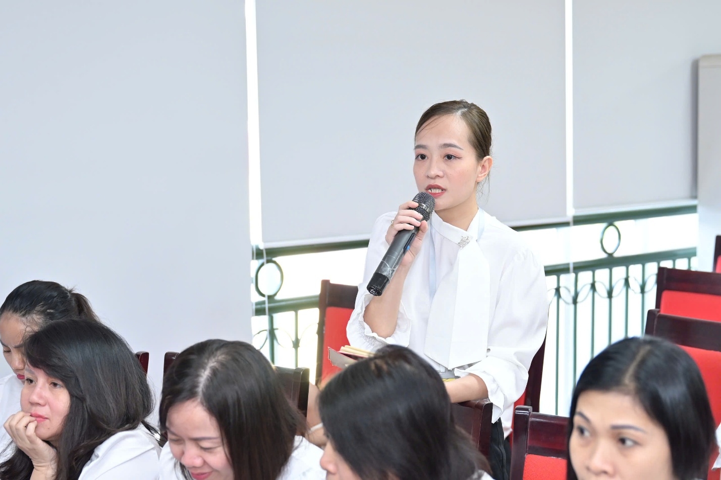 A person speaking into a microphone

AI-generated content may be incorrect.