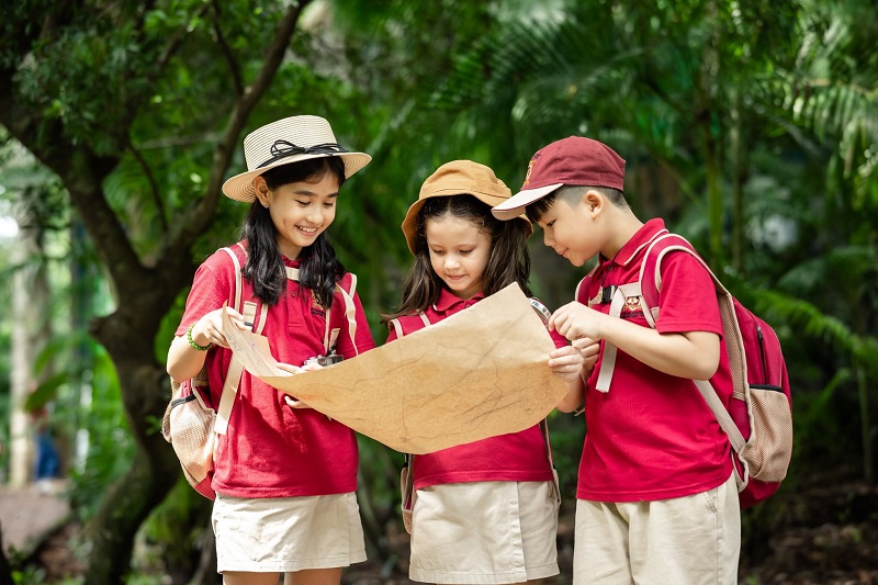 Hòa đồng với bạn bè giúp trẻ dễ dàng tạo dựng quan hệ tốt đẹp