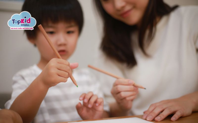 Cách cầm bút đúng cho trẻ lớp 1 chuẩn, viết chữ đẹp, đều nét