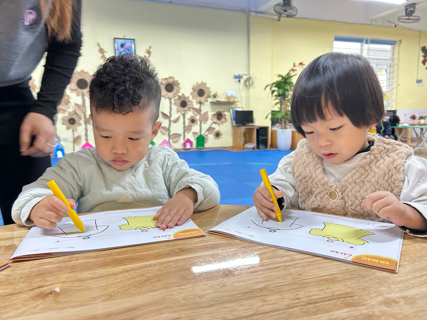 A group of children coloring on paper

AI-generated content may be incorrect.