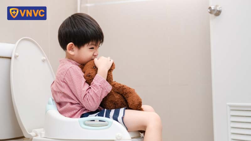 bé trai bị táo bón