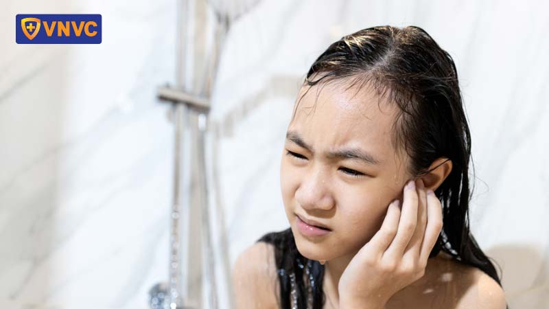 bé gái bị viêm tai giữa