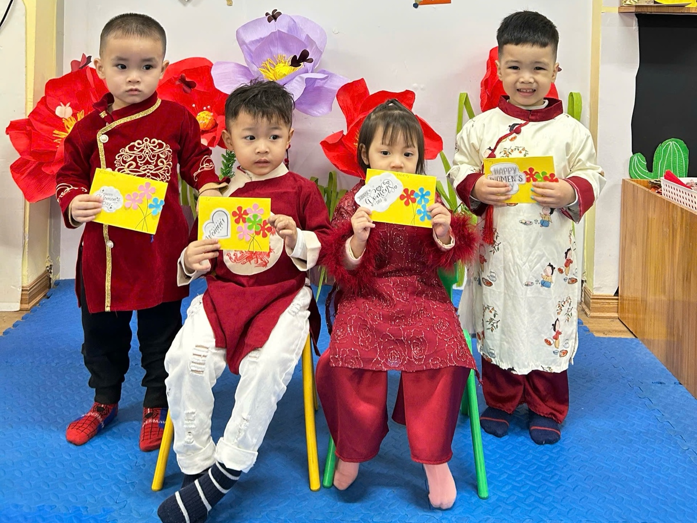 A group of children holding up cards

AI-generated content may be incorrect.