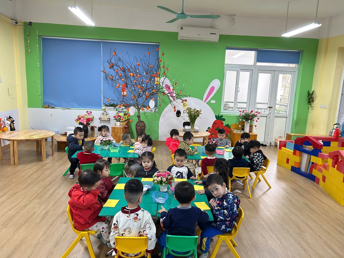 A group of children sitting at tables in a classroom

AI-generated content may be incorrect.