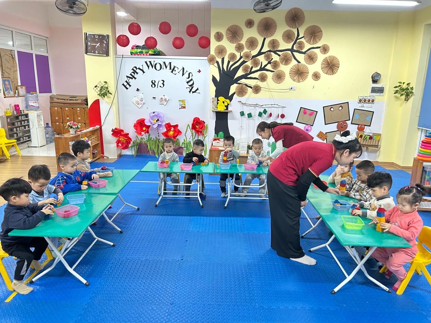 A group of children in a classroom

AI-generated content may be incorrect.