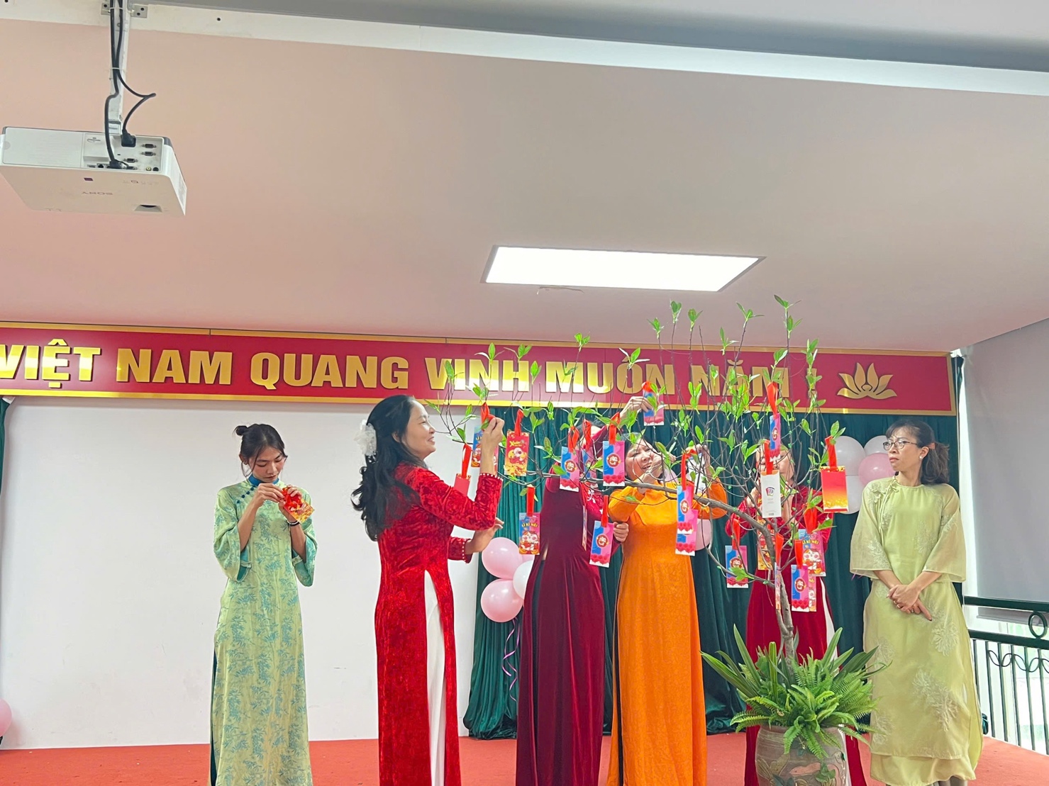 A group of people in traditional dresses

AI-generated content may be incorrect.