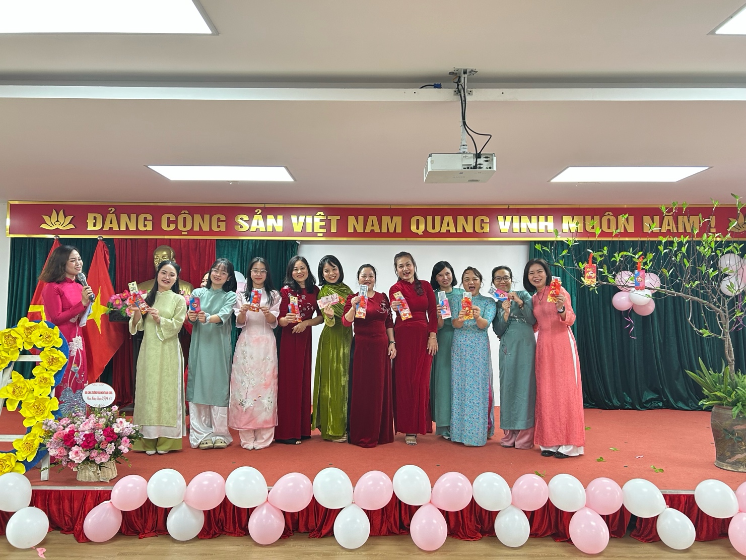 A group of women holding balloons

AI-generated content may be incorrect.